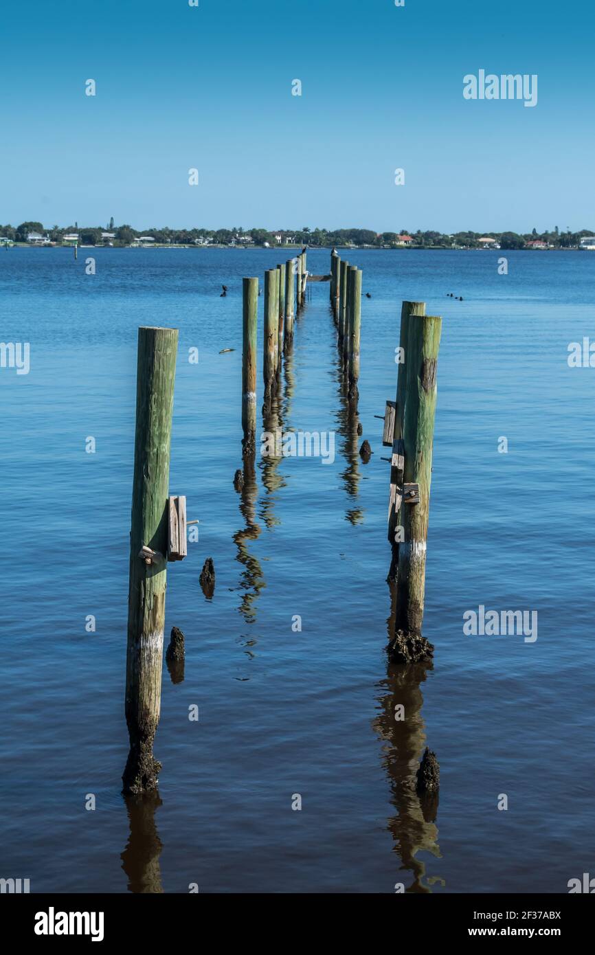 Pier e Boardwalk nel centro storico di Stuart, Florida, fiume St. Lucie, Hobe Sound, acque tranquille, Blue intracoastal Waterway USA Foto Stock