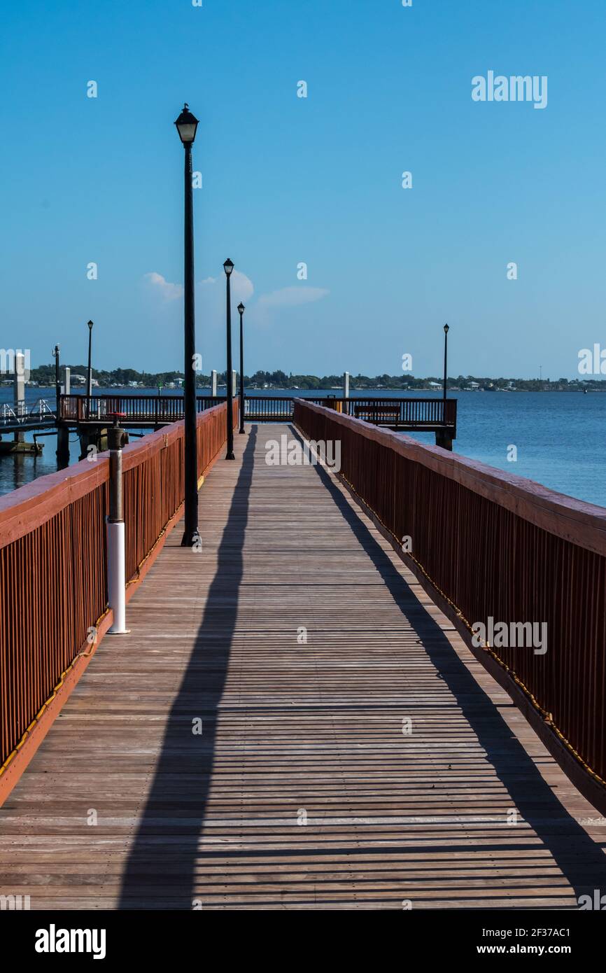 Pier e Boardwalk nel centro storico di Stuart, Florida, fiume St. Lucie, Hobe Sound, acque tranquille, Blue intracoastal Waterway USA Foto Stock