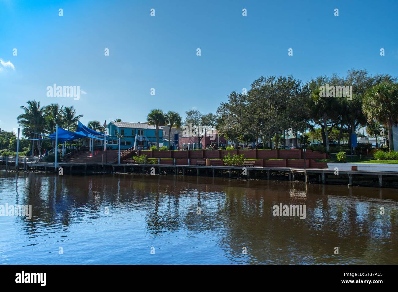 Centro storico di Stuart, Florida. Scene lungo le strade con storefronts, ristoranti e hotel locali presso la città sul lungomare nella Florida orientale Foto Stock