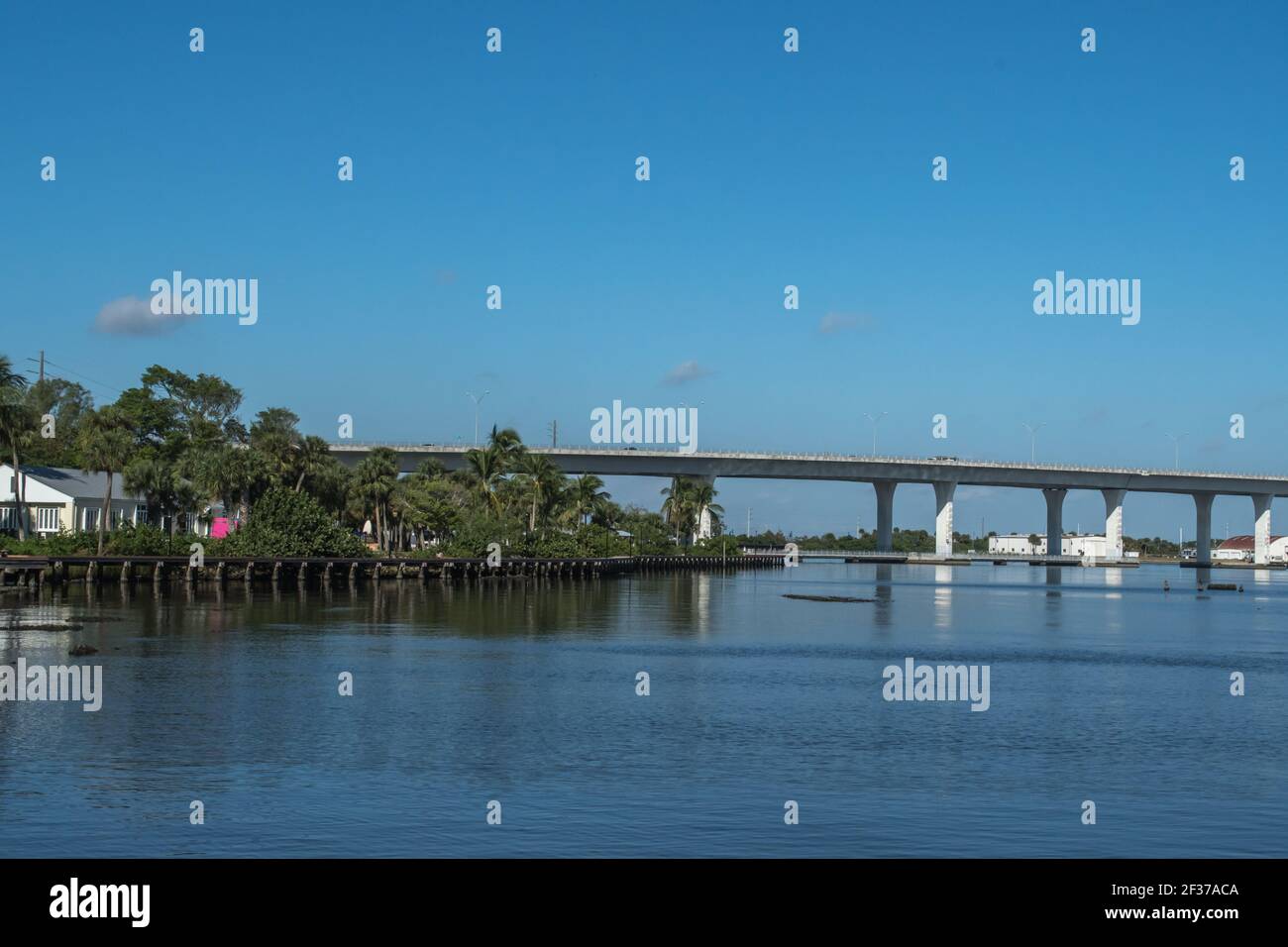 Centro storico di Stuart, Florida. Scene lungo le strade con storefronts, ristoranti e hotel locali presso la città sul lungomare nella Florida orientale Foto Stock