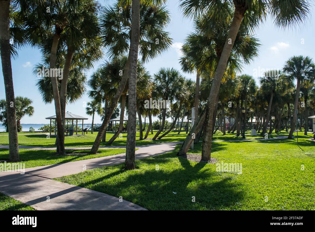 Centro storico di Stuart, Florida. Scene lungo le strade con storefronts, ristoranti e hotel locali presso la città sul lungomare nella Florida orientale Foto Stock