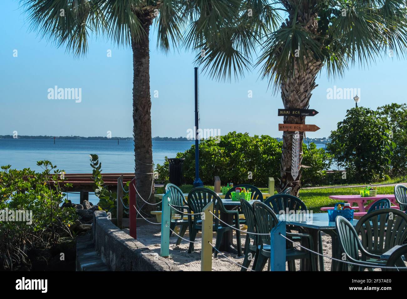 Centro storico di Stuart, Florida. Scene lungo le strade con storefronts, ristoranti e hotel locali presso la città sul lungomare nella Florida orientale Foto Stock
