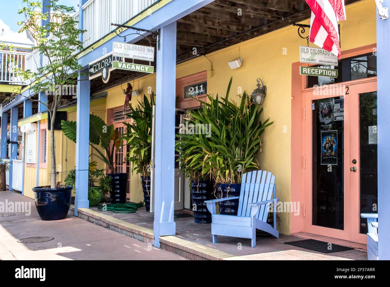 Centro storico di Stuart, Florida. Scene lungo le strade con storefronts, ristoranti e hotel locali presso la città sul lungomare nel sud-est della Florida Foto Stock