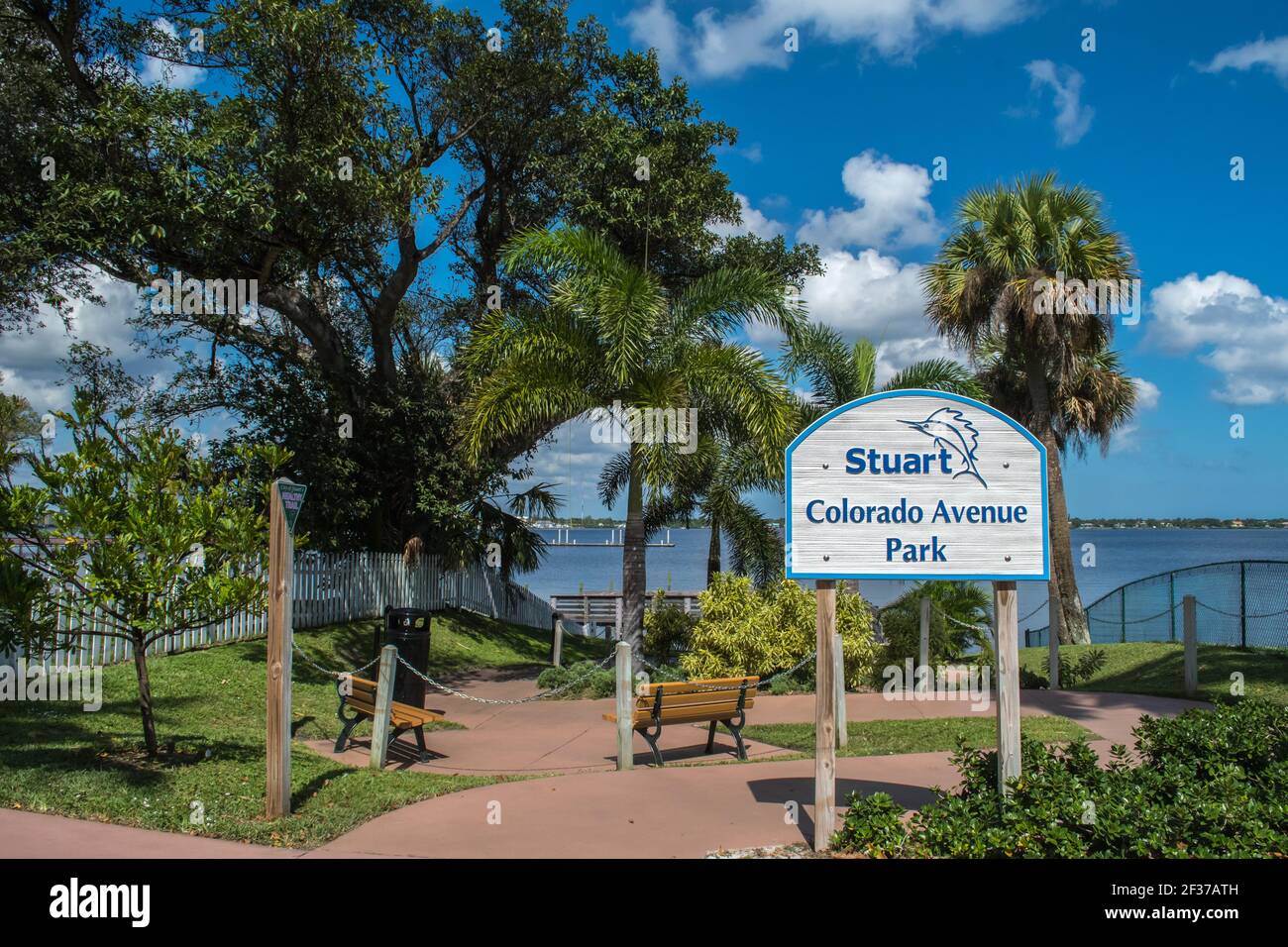 Centro storico di Stuart, Florida. Scene lungo le strade con storefronts, ristoranti e hotel locali presso la città sul lungomare nella Florida orientale Foto Stock