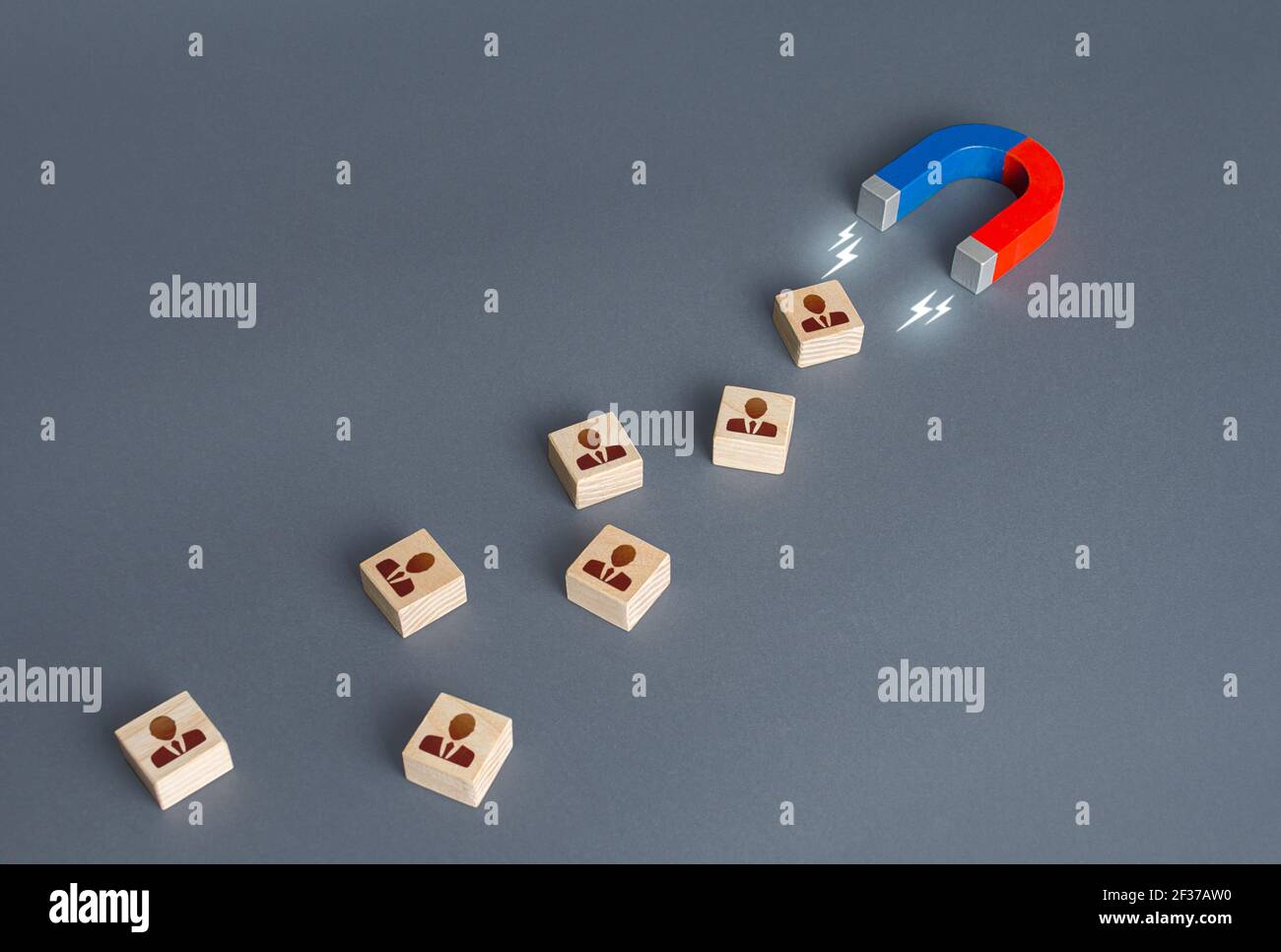 Il magnete attira nuovi dipendenti. Attirare l'attenzione degli investitori. Assunzione di personale altamente qualificato. Creazione di team aziendali. Re umano Foto Stock