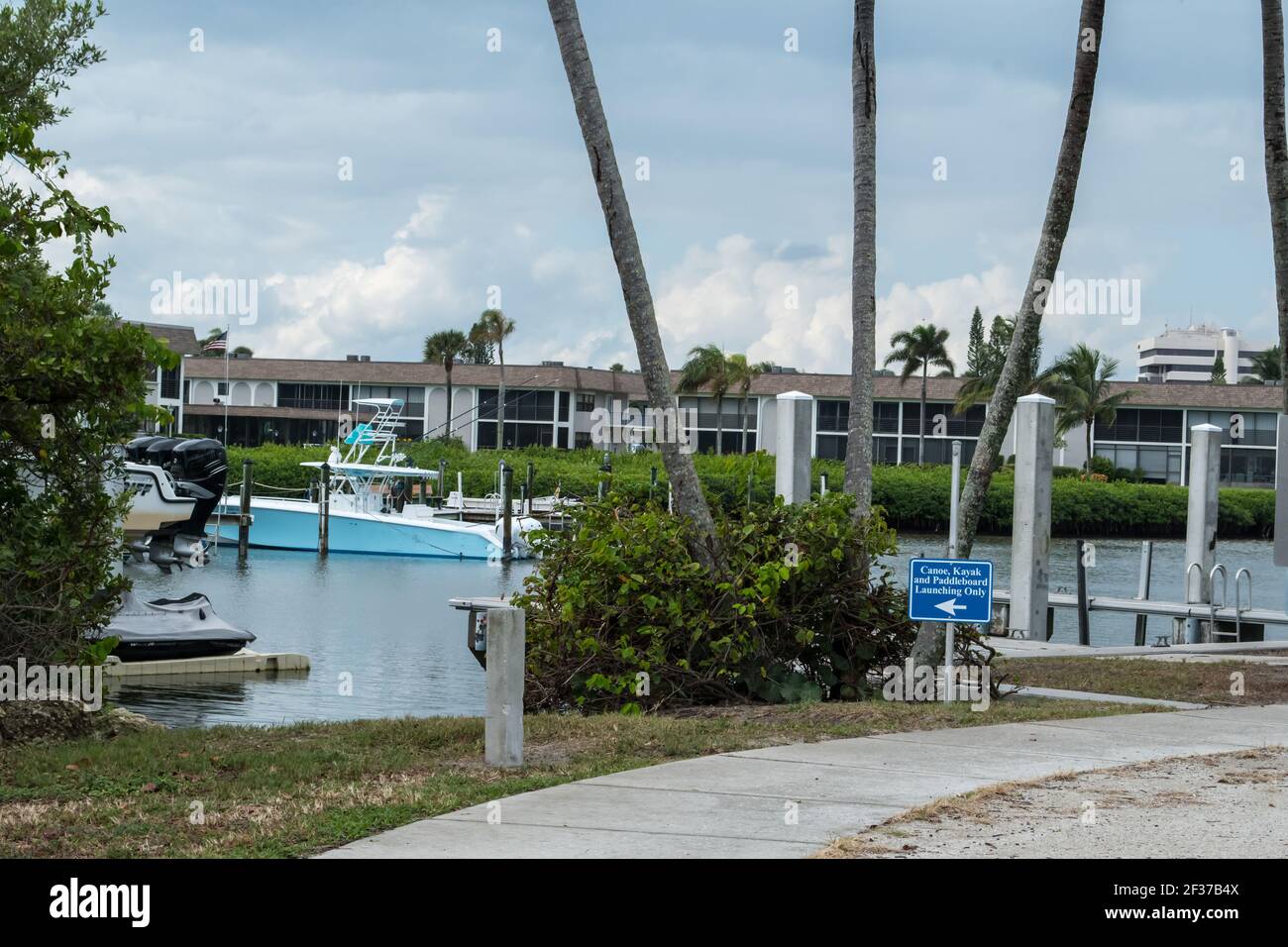 Marina e parco con palme, erba, acqua nella contea di Palm Beach, Florida parte del Florida Fish and Wildlife con marciapiede, passerelle e ponte Foto Stock