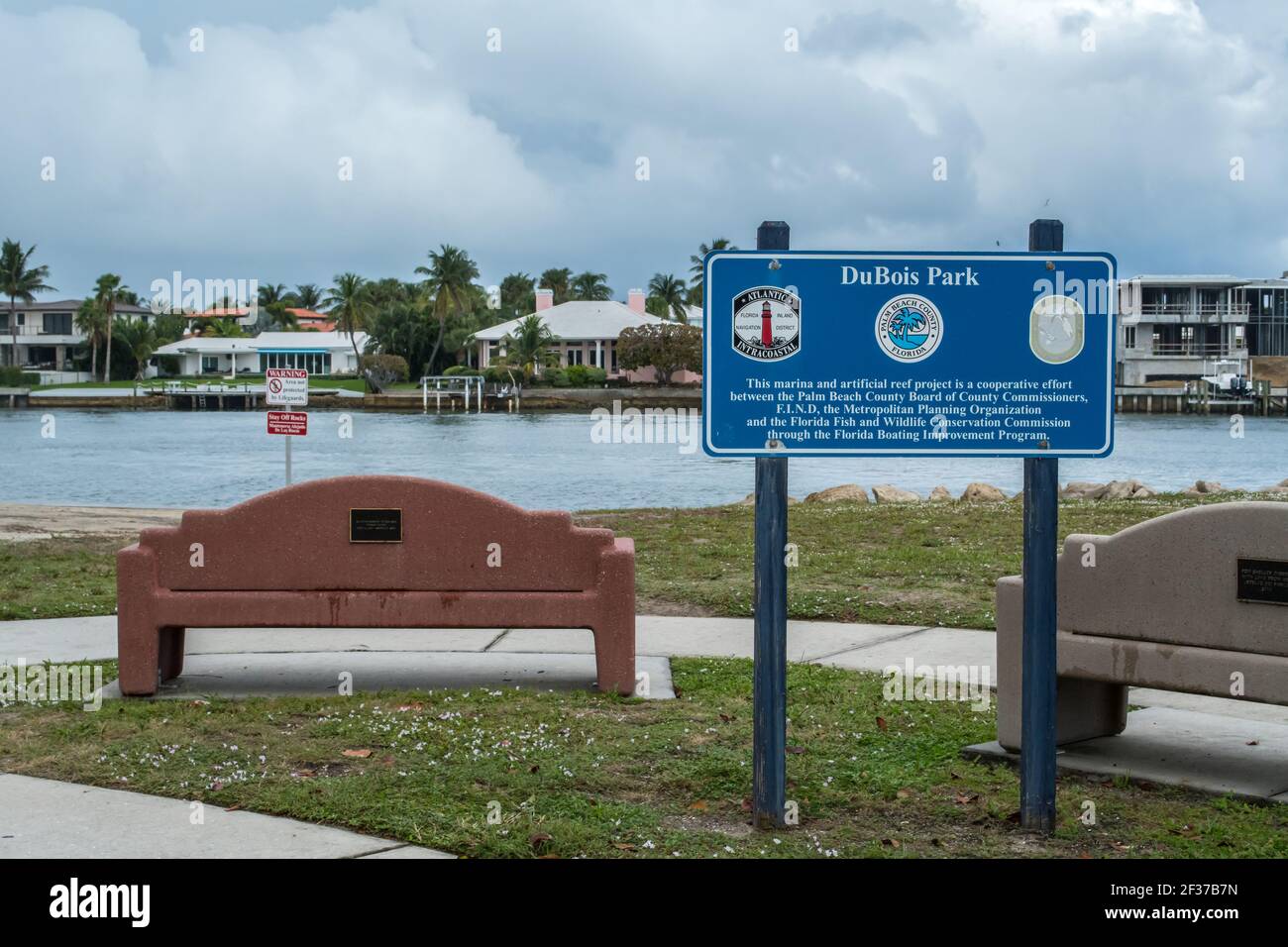 Marina e parco con palme, erba, acqua nella contea di Palm Beach, Florida parte del Florida Fish and Wildlife con marciapiede, passerelle e ponte Foto Stock