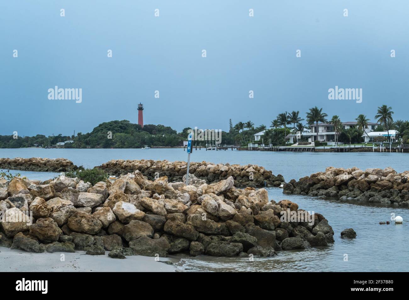 Marina e parco con palme, erba, acqua nella contea di Palm Beach, Florida parte del Florida Fish and Wildlife con marciapiede, passerelle e ponte Foto Stock