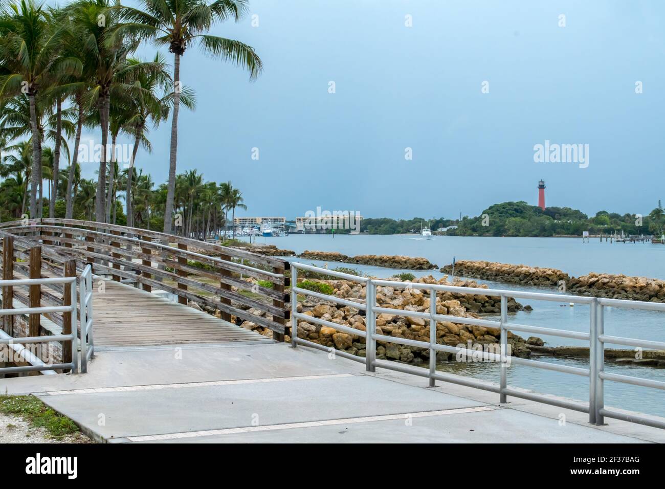 Marina e parco con palme, erba, acqua nella contea di Palm Beach, Florida parte del Florida Fish and Wildlife con marciapiede, passerelle e ponte Foto Stock