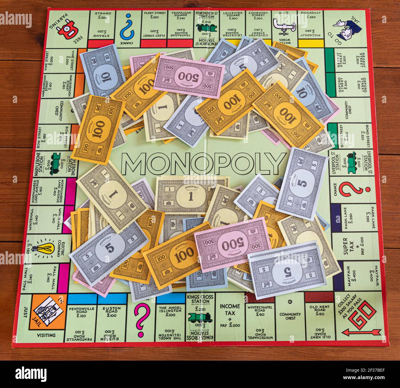 Monopoli Money in un mucchio su un consiglio di monopolio Foto Stock Monopoli Money in un mucchio su un consiglio di monopolio Foto Stock