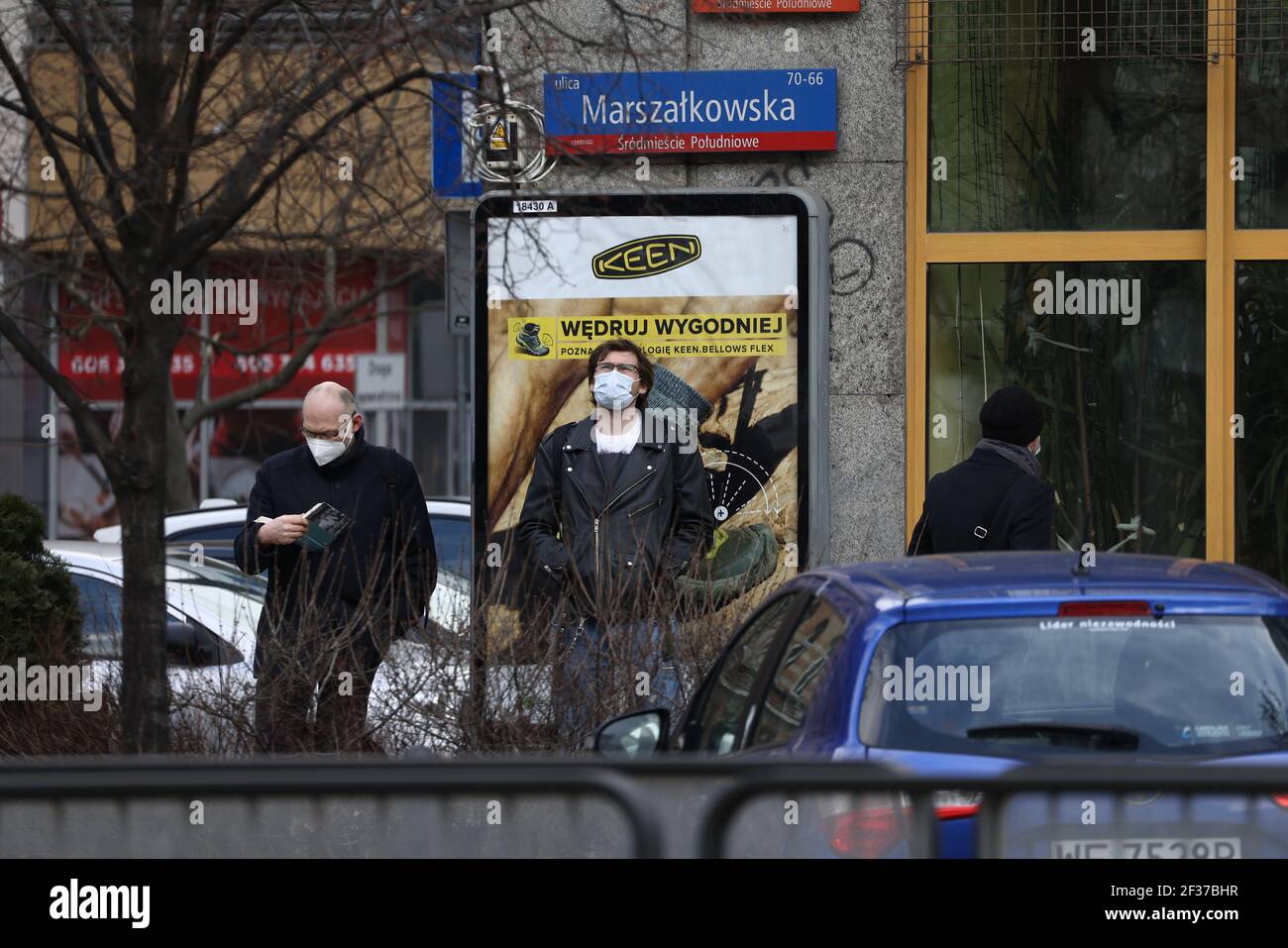 Il 19 marzo 2021 la gente attende presso un punto di test COVID-15 nel centro di Varsavia, in Polonia. Il ministero polacco della salute ha imposto un blocco in due contee volpe Foto Stock