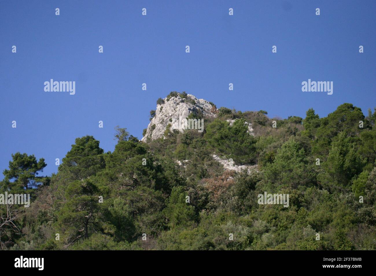 Vista di una collina nel mediterraneo, foto scattata in una giornata fredda in inverno Foto Stock