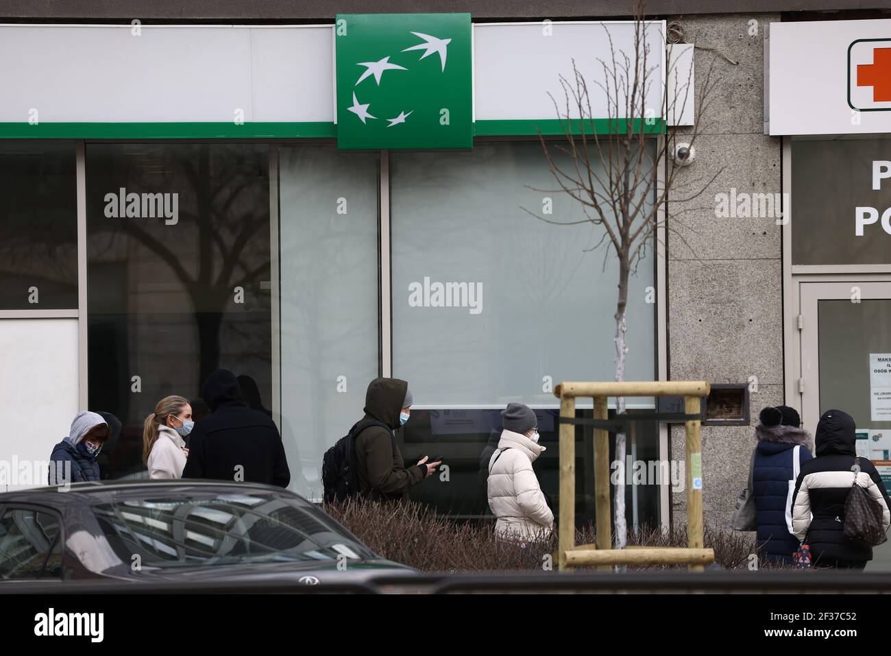 Il 19 marzo 2021 la gente attende presso un punto di test COVID-15 nel centro di Varsavia, in Polonia. Il ministero polacco della salute ha imposto un blocco in due contee volpe Foto Stock