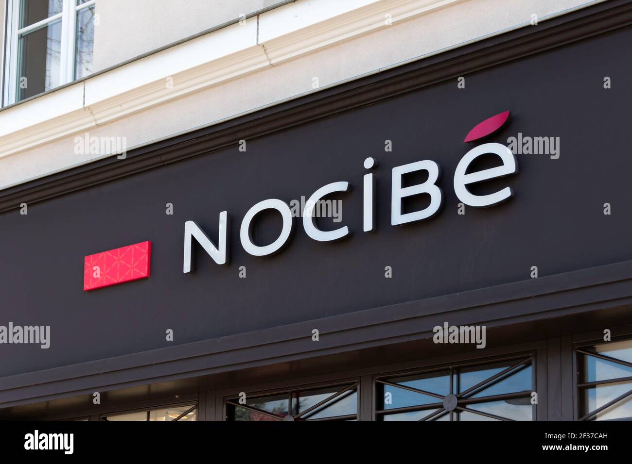 Chaville, Francia - 26 febbraio 2021: Vista ravvicinata del segno di una boutique Nocibé. Nocibé è una società francese di distribuzione di profumi e cosmetici Foto Stock