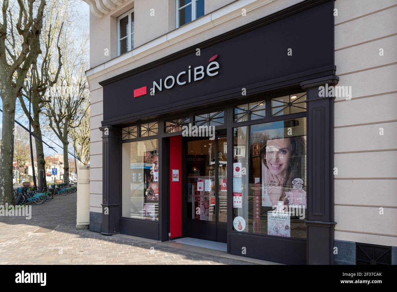 Chaville, Francia - 26 febbraio 2021: Vista esterna della facciata di un negozio Nocibé. Nocibé è una società francese di distribuzione di profumi e cosmetici Foto Stock