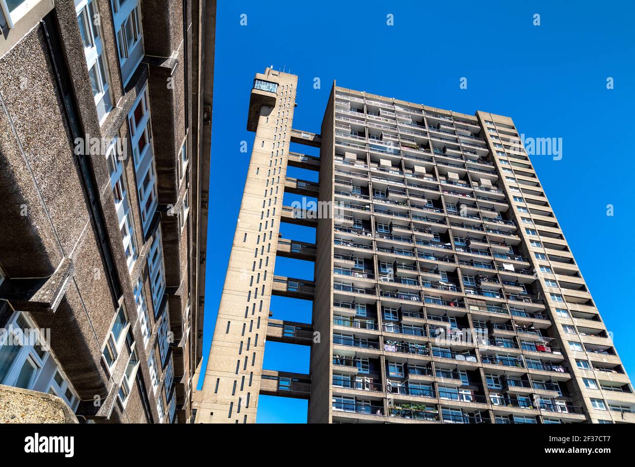 Edificio in stile brutale residenziale alto Trellick Tower dell'architetto Ernő Goldfinger, Londra, Regno Unito Foto Stock