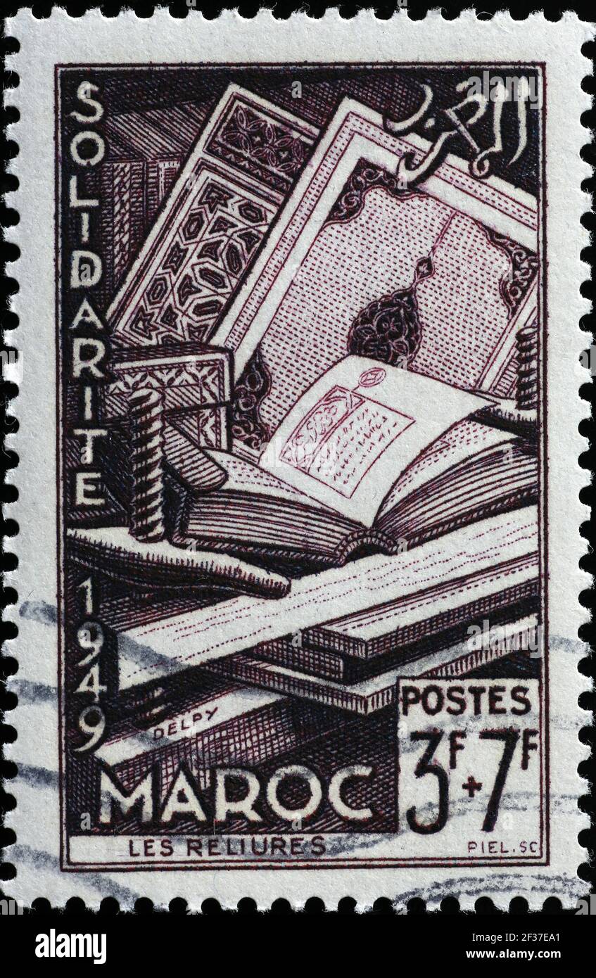 Vecchio francobollo marocchino con libri Foto Stock