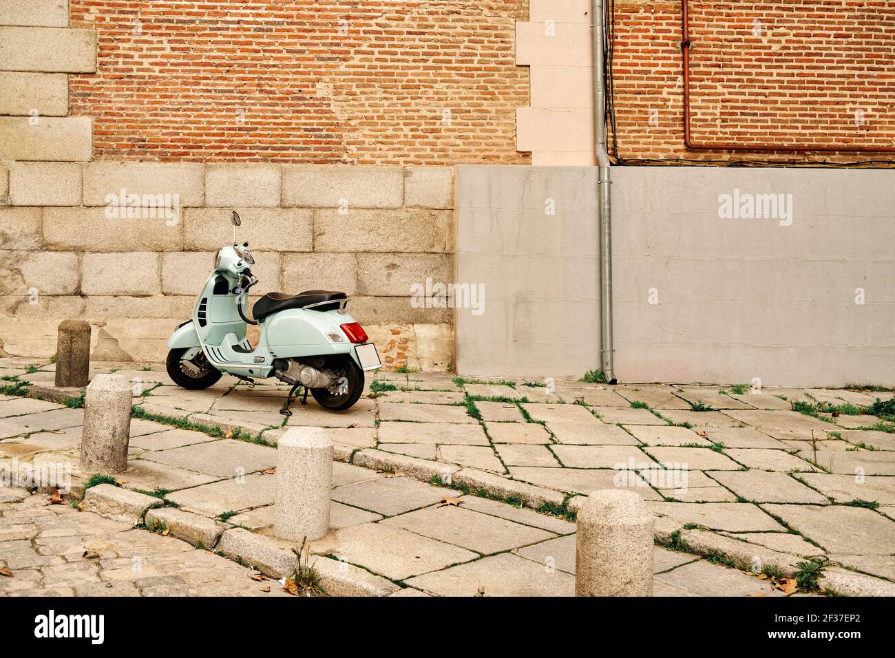 Scooter retrò sul marciapiede della vecchia strada Foto Stock