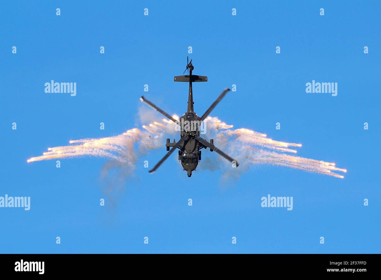 Elicottero militare Tiro spara in Blue Sky Foto Stock