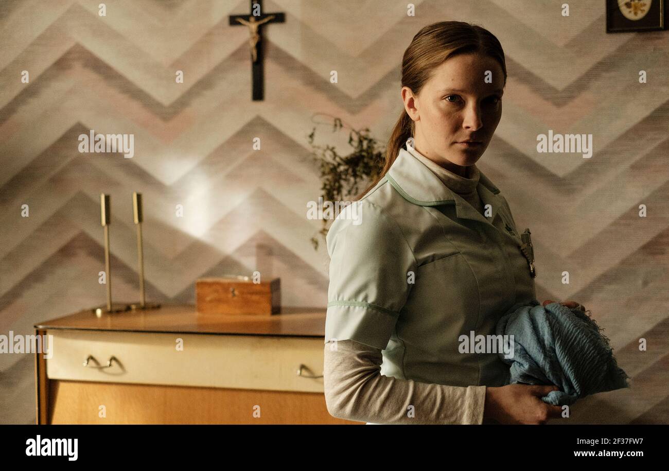 Saint Maud (2019) diretto da Rose Glass e starring Morfydd Clark come un'infermiera pia che diventa pericolosamente ossessionata di salvare l'anima del suo paziente morente. Foto Stock