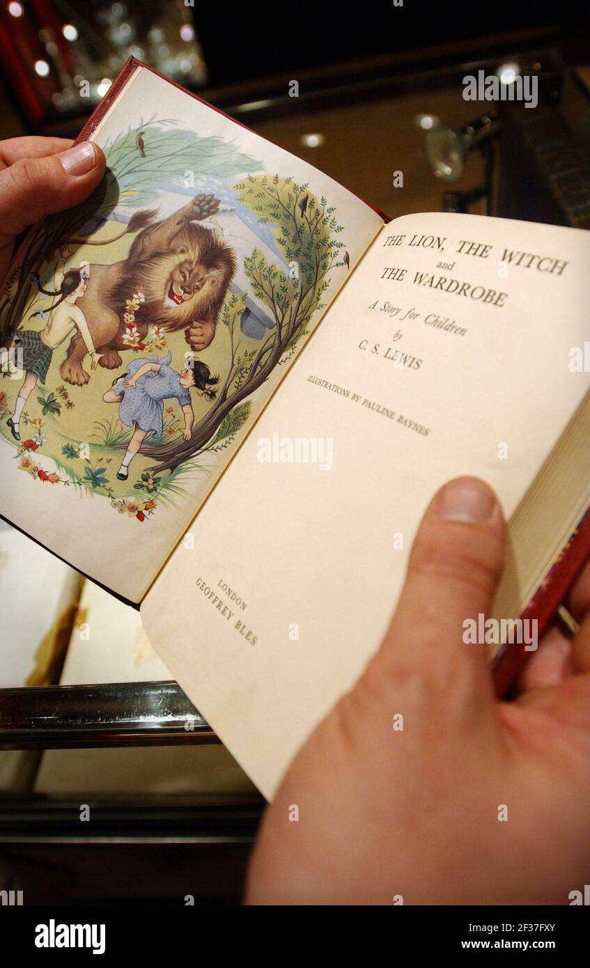 1° EDIZIONE CRONICLES DI NANIA PER ALE A LIBRI ILLUSTRATI E' PARTE DELLA FIERA NAZIONALE DELL'ARTE E DELL'ANTIQUARIATO, NEC, BIRMINGHAM.17/1/06 TOM PILSTON Foto Stock