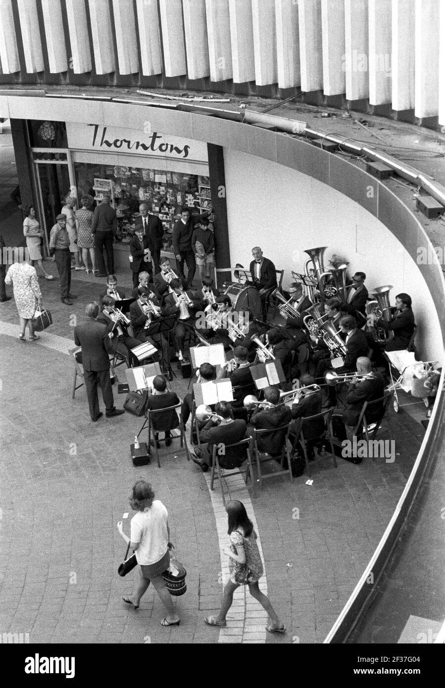 La band di ottone suonava fuori dal negozio Thorntons Chocolate in quello che era il Mander Center, Wolverhampton, Inghilterra Foto Stock