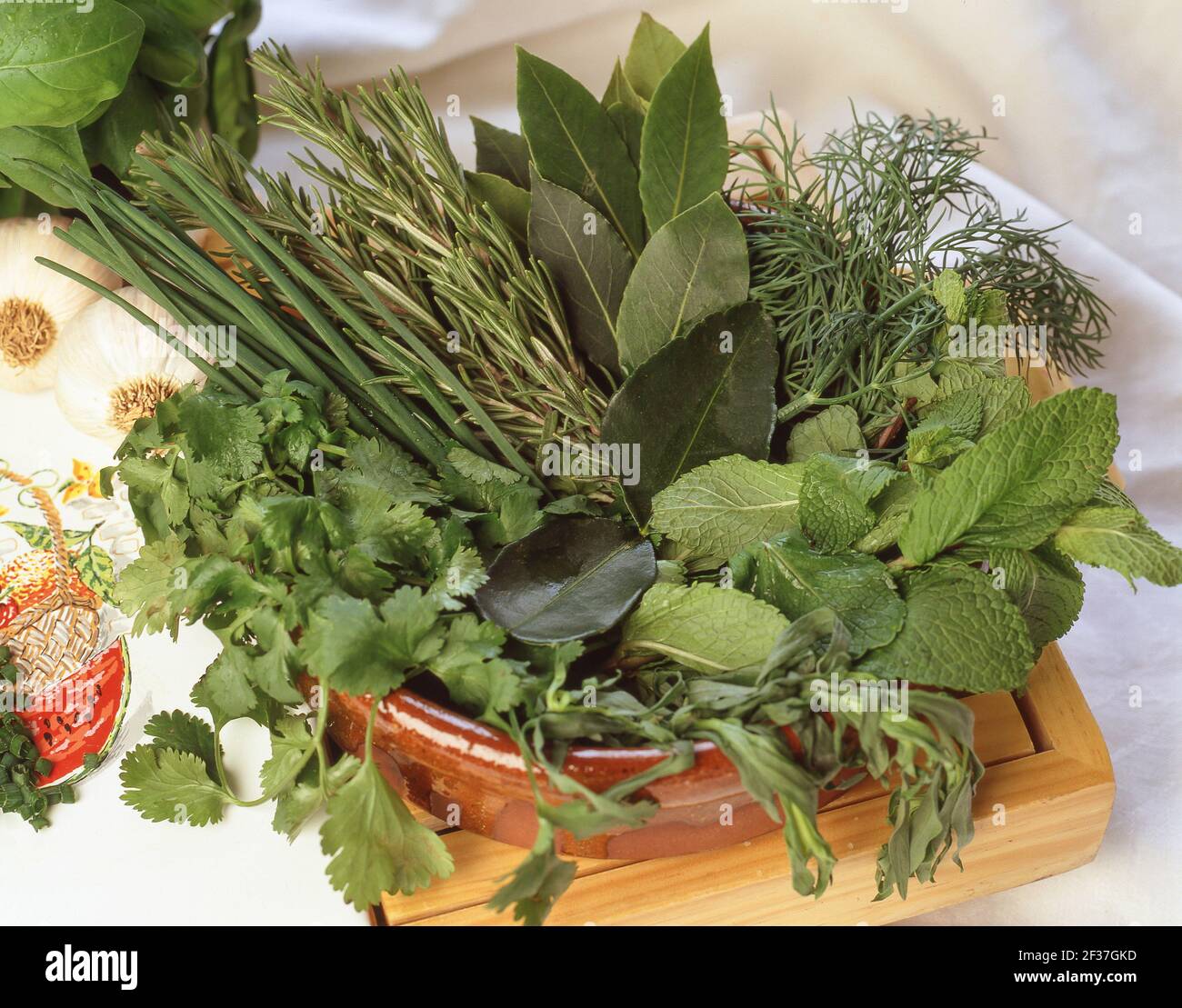 Selezione di erbe fresche su tagliere, Winkfield, Berkshire, Inghilterra, Regno Unito Foto Stock