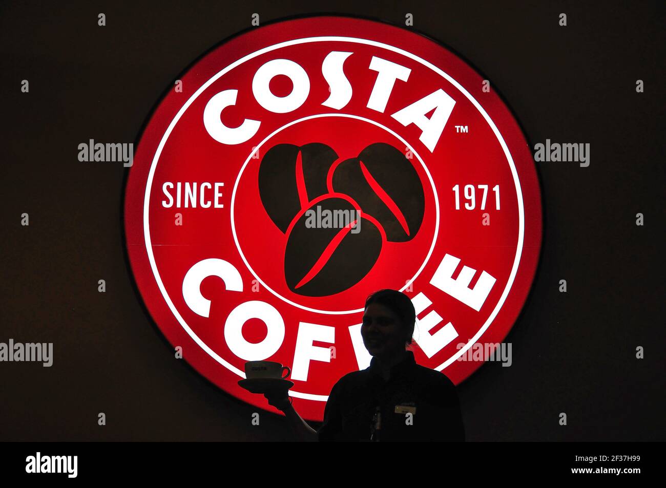 La cameriera si è sbattuta contro il cartello Costa Coffee al caffè, all'aeroporto di Faro, Faro, nella regione dell'Algarve, Portogallo Foto Stock