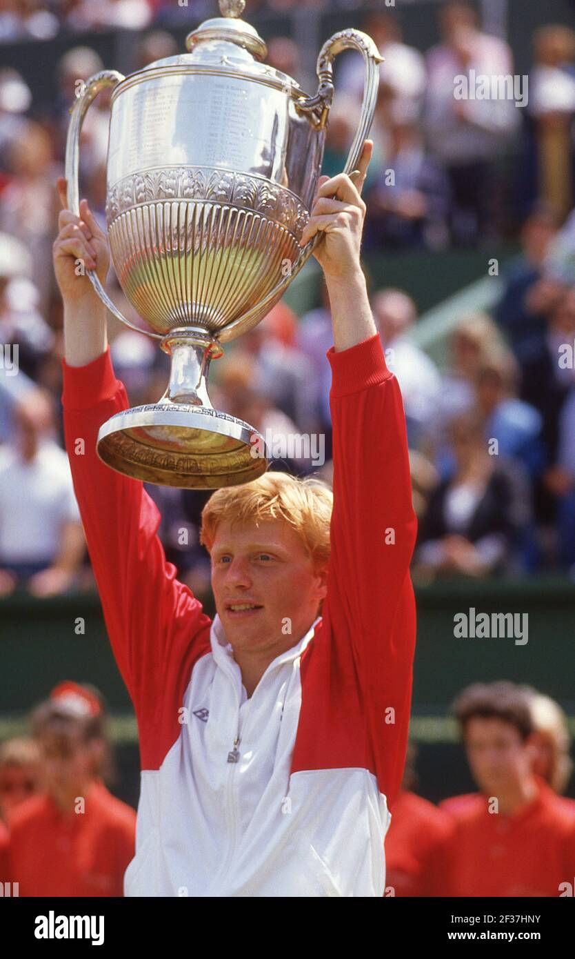 Il tennista tedesco Boris Becker che detiene il trofeo Wimbledon Champioships (1987), Wimbledon, Borough of Merton, Greater London, England, Regno Unito Foto Stock