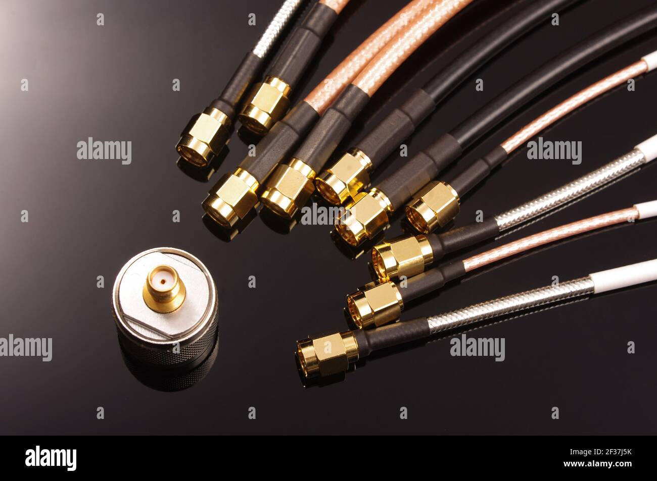 Molti cavi coassiali a radiofrequenza per misurazioni isolate su sfondo scuro Foto Stock
