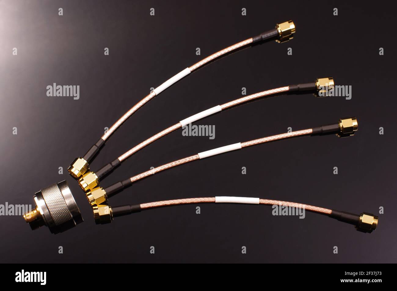 Molti cavi coassiali a radiofrequenza per misurazioni isolate su sfondo scuro Foto Stock
