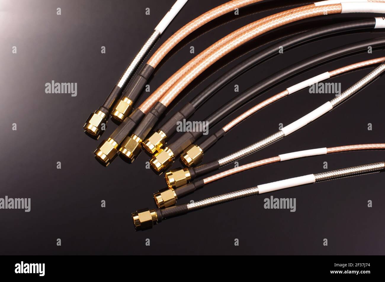 Molti cavi coassiali a radiofrequenza per misurazioni isolate su sfondo scuro Foto Stock