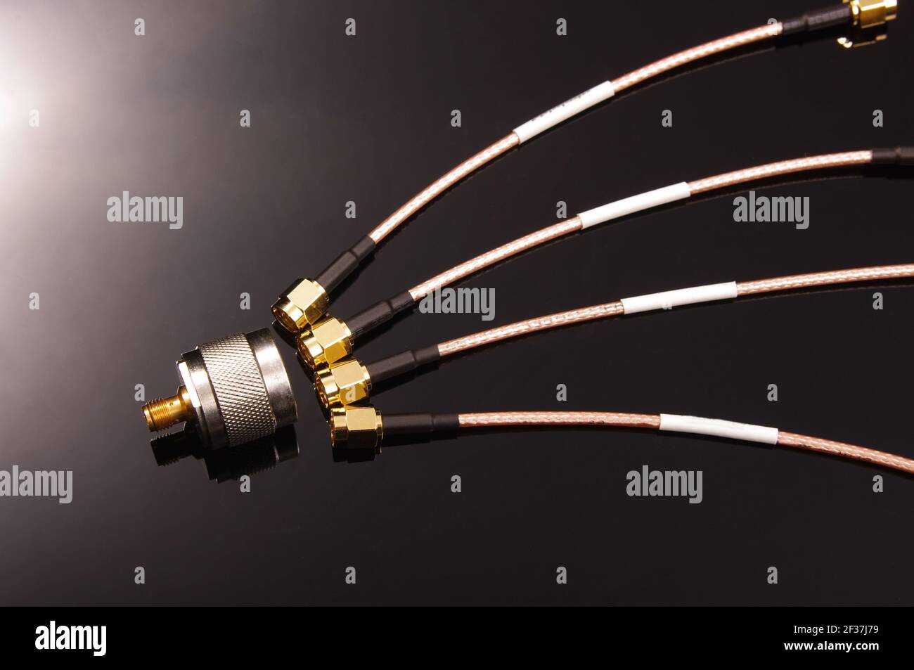 Molti cavi coassiali a radiofrequenza per misurazioni isolate su sfondo scuro Foto Stock
