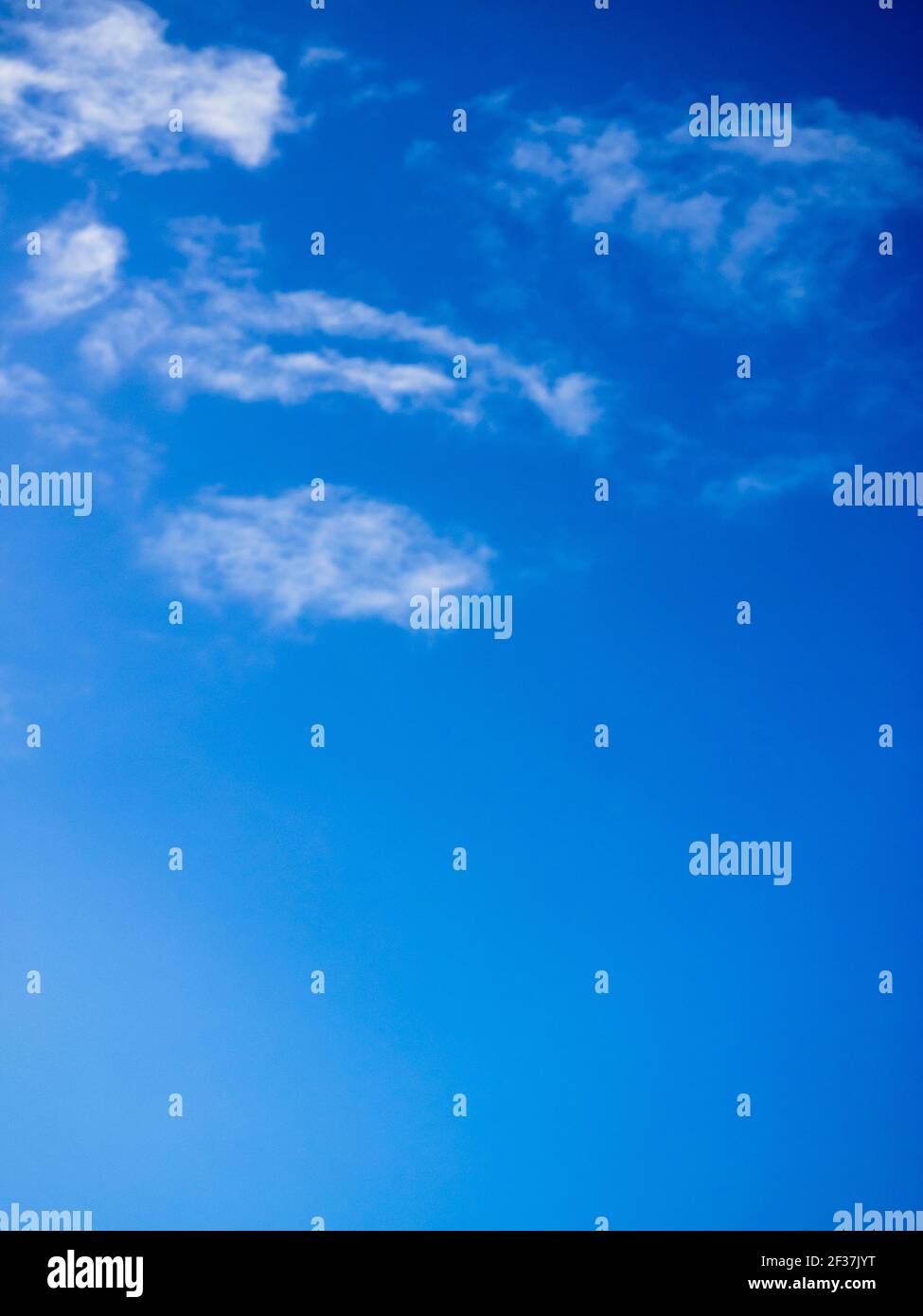 Nuvole bianche contro il cielo blu sopra l'oceano meridionale offshore Dell'Australia occidentale Foto Stock