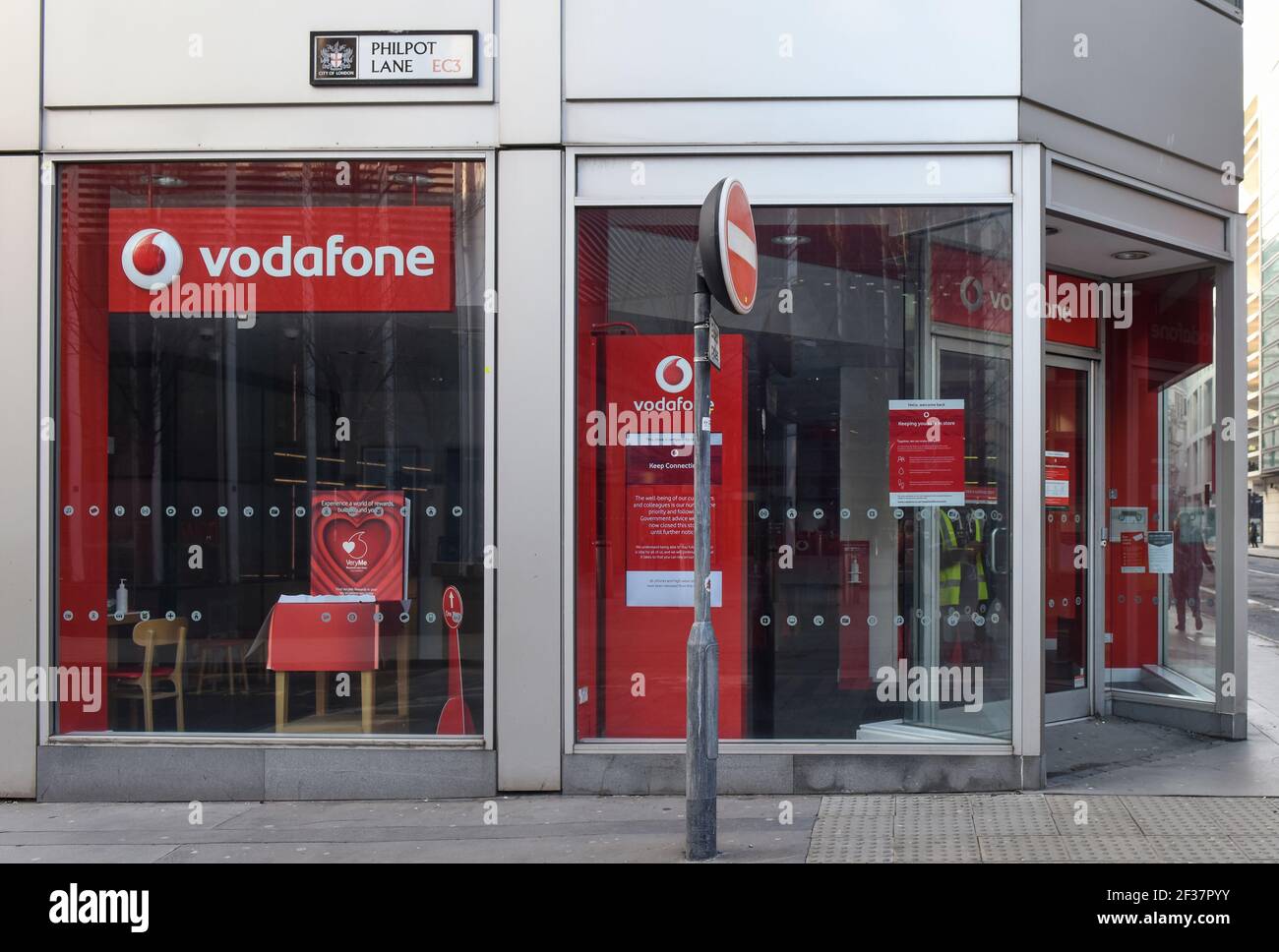 Una delle filiali Vodafone vista nel centro di Londra, Philpot Lane. Foto Stock