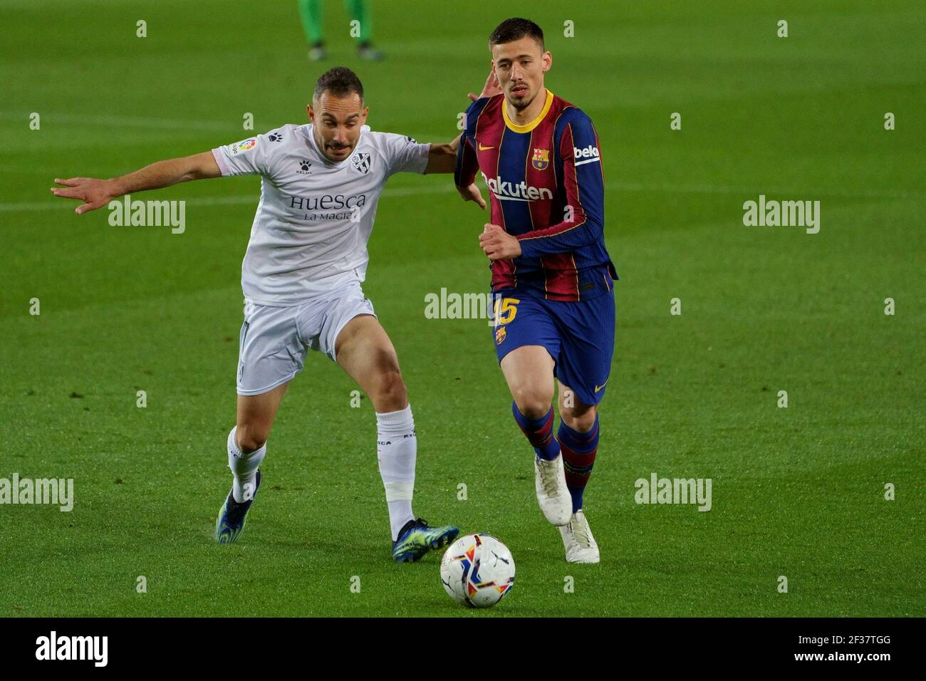 Camp Nou, Barcellona, Catalogna, Spagna. 15 marzo 2021. La Liga Football, Barcellona contro Huesca; Clement Lenglet di Barcellona è sfidato da David Ferreiro di Huesca come si rompe in avanti sulla palla Credit: Action Plus Sports/Alamy Live News Foto Stock