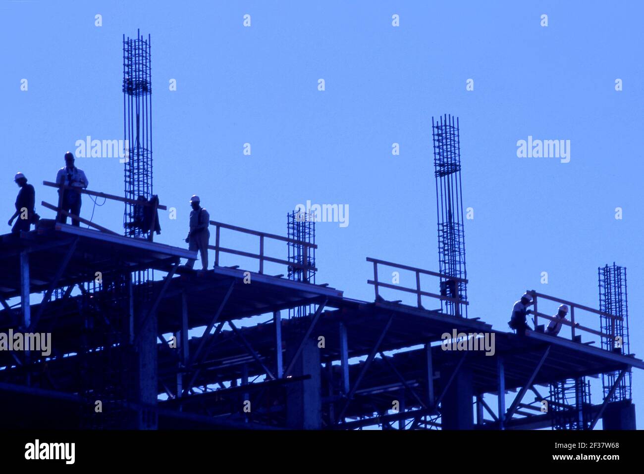 Lavoratori edili sul sito di costruzione Foto Stock