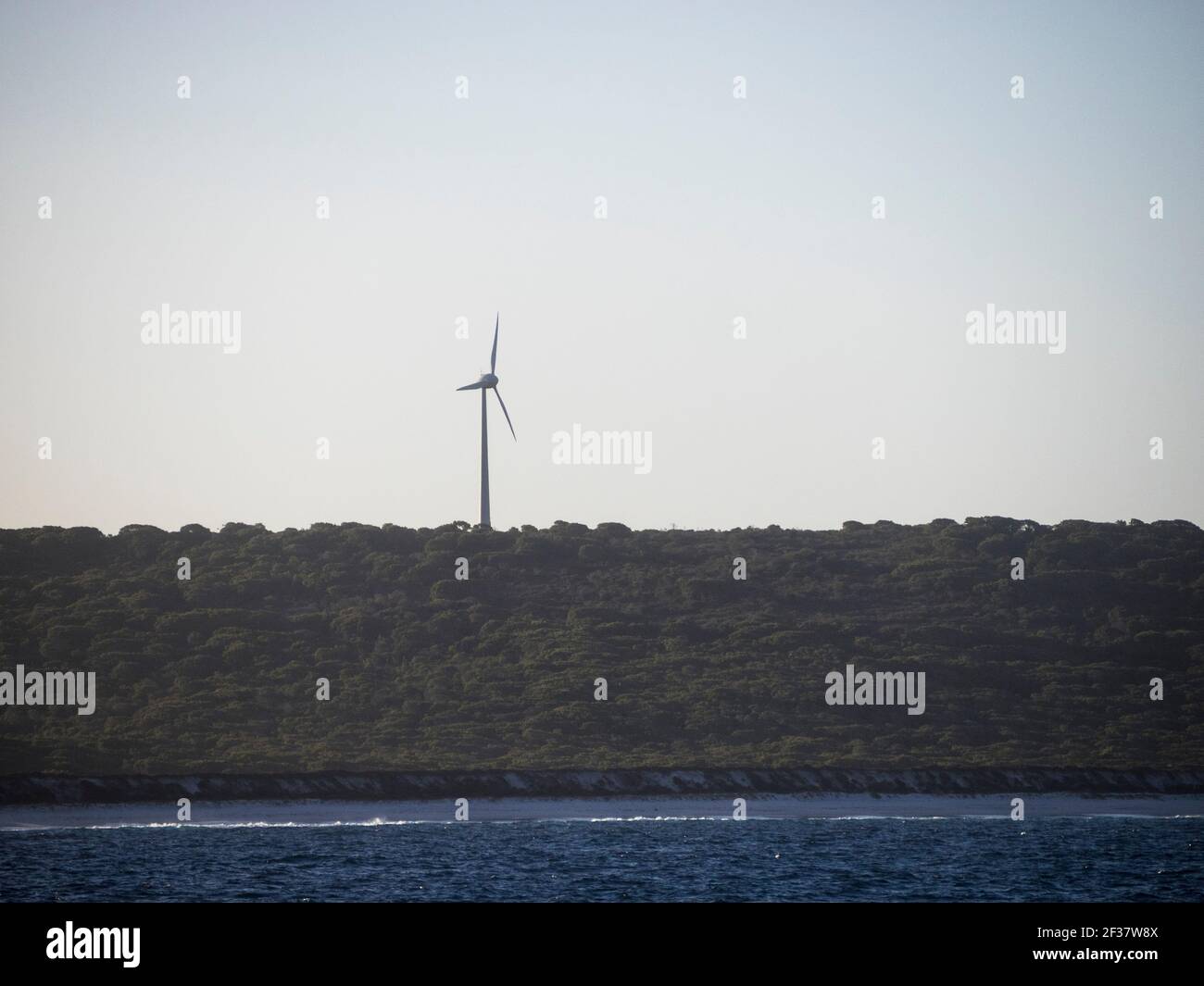 La turbina eolica Bremer Bay da 600 kw, situata sopra un'aspra costa dell'Oceano Meridionale, Australia occidentale. Foto Stock