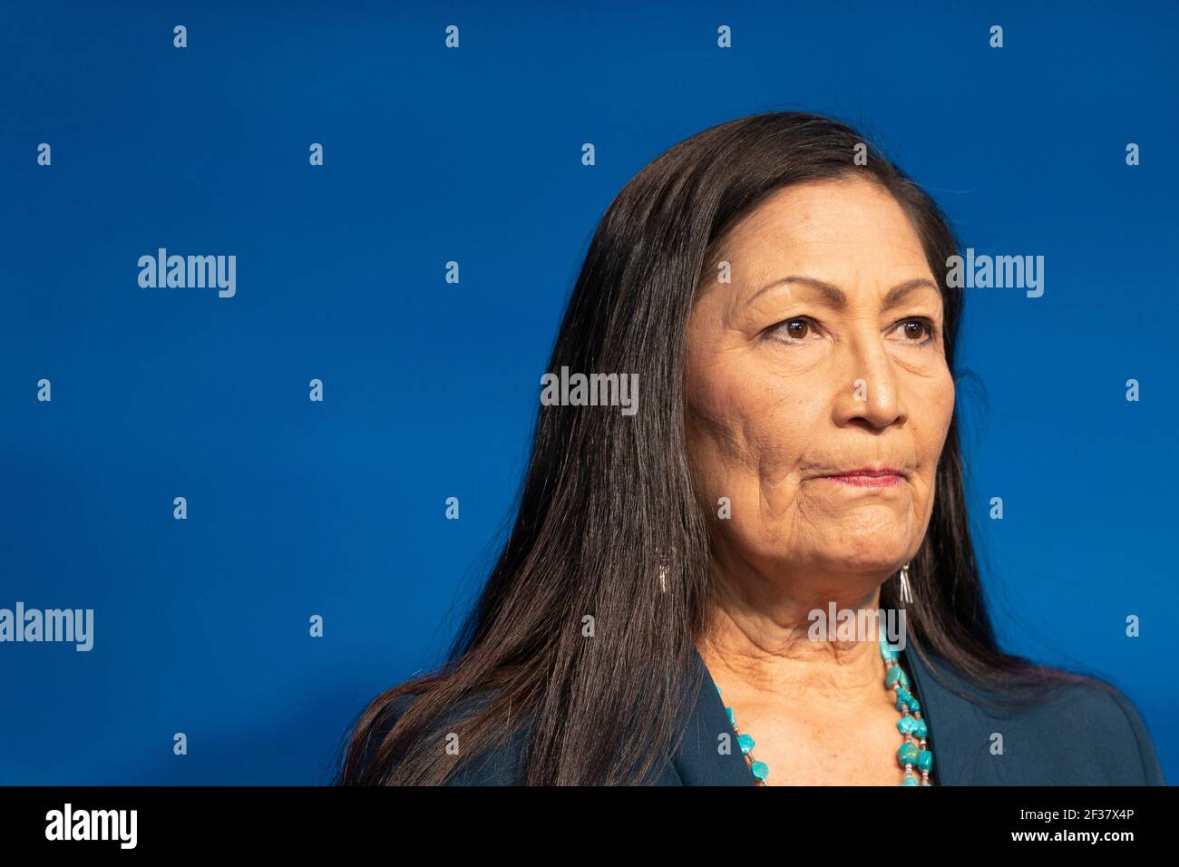 Wilmington, Delaware, Stati Uniti. 15 marzo 2021. Deb Haaland, la donna congestrice, dopo essere stata introdotta come presidente eletto degli Stati Uniti Joe Bidens, nominata come prossimo segretario degli interni degli Stati Uniti al Queen Theatre di Wilmington. Credit: Alex Edelman/ZUMA Wire/Alamy Live News Foto Stock