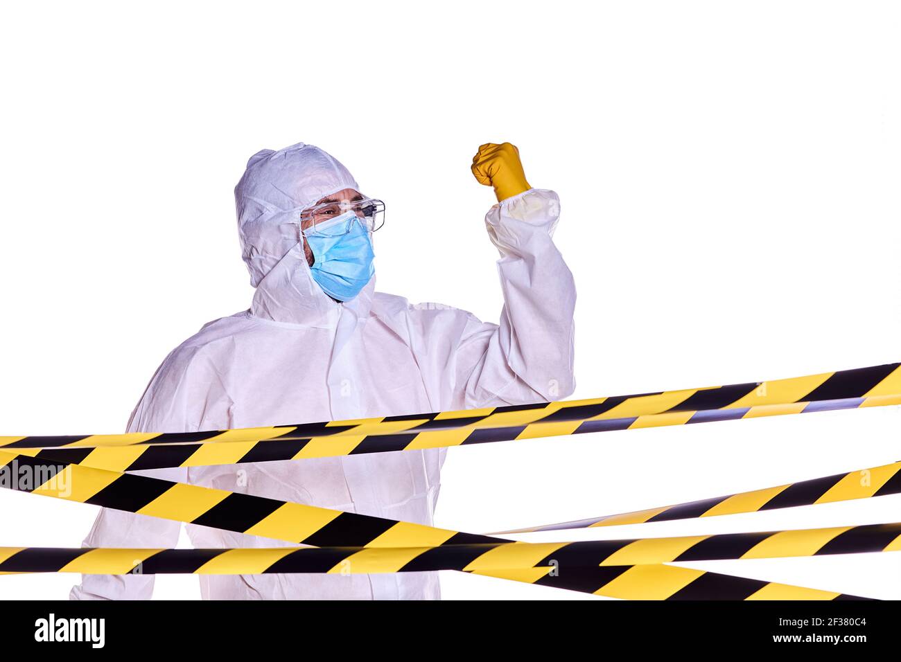 Operatore sanitario per la pandemia del virus corona, indossando indumenti protettivi, facendo un pugno gesto di rabbia e rabbia Foto Stock