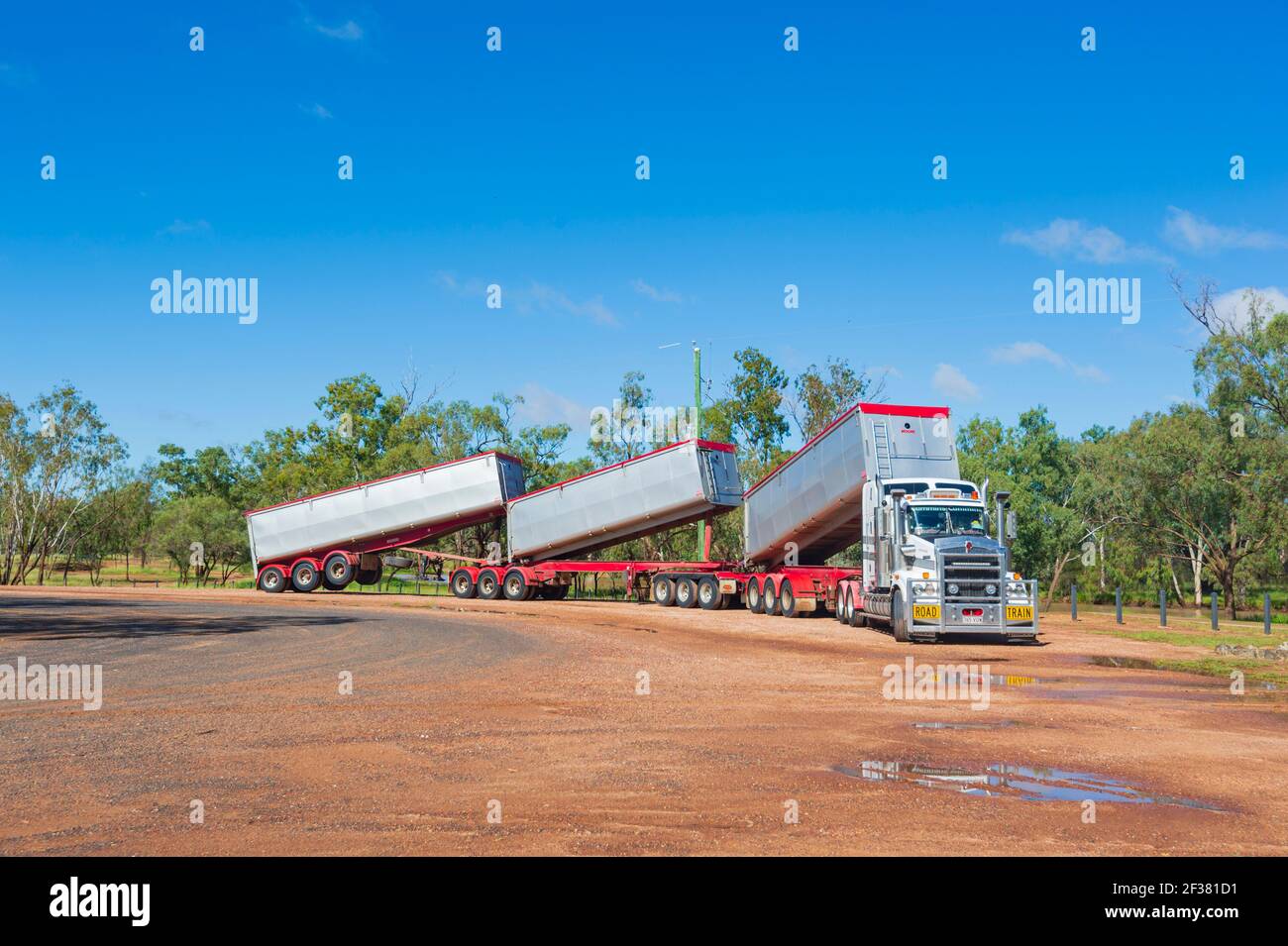 Treno stradale con tre rimorchi nell'Outback australiano, Queensland, QLD, Australia Foto Stock