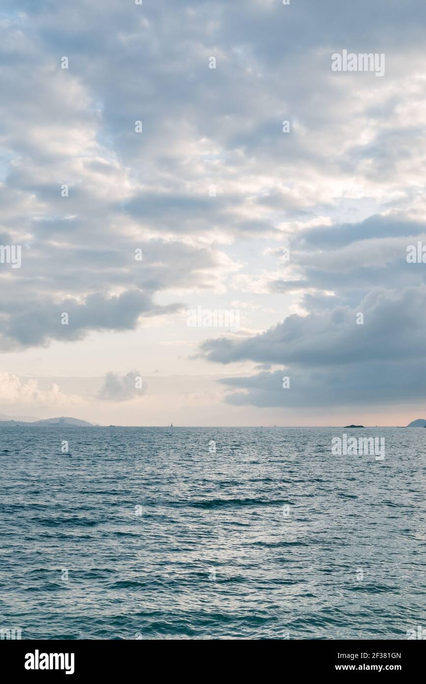 paesaggio di mare e hoirzonte con cielo e nuvole dentro galizia spagna Foto Stock
