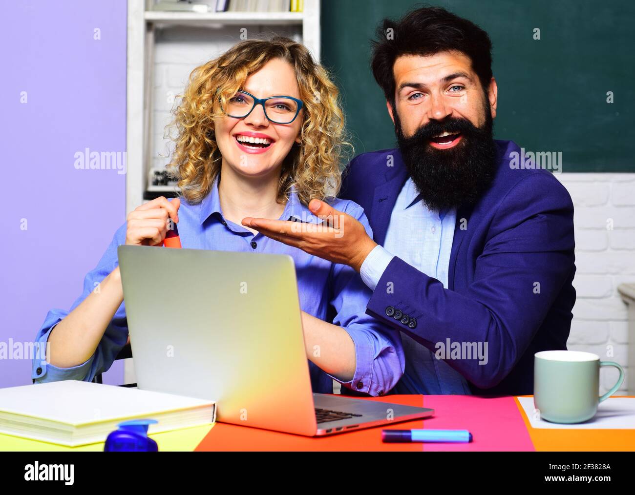 Sorridenti insegnanti al lavoro. Giornata mondiale degli insegnanti. Lavoro scolastico. Concetto di scuola superiore. Studente al college. Foto Stock