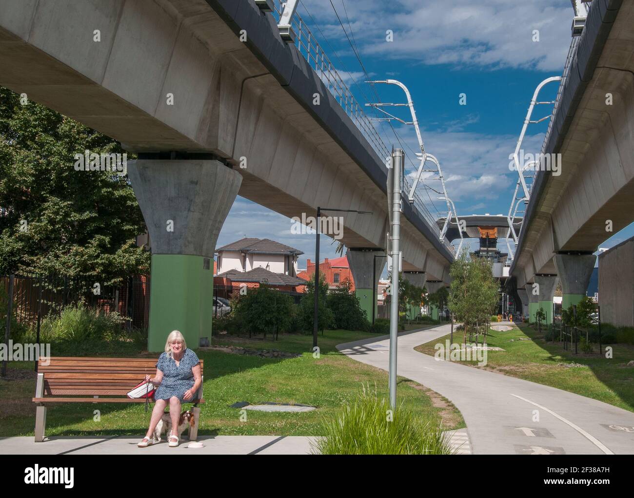 Il Djerring Trail è un percorso ciclabile condiviso costruito sotto sezioni recentemente rialzate della linea ferroviaria Caulfield-Pakenham, Melbourne, Australia. Foto Stock