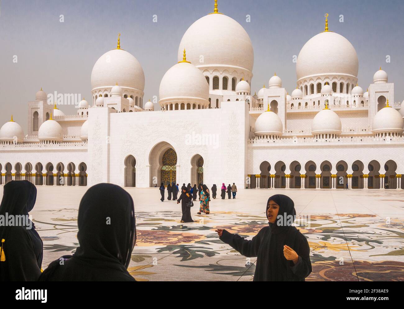 Guide femminili alla Grande Moschea Shaikh Zayed bin Sultan al Nahyan ad Abu Dhabi, capitale degli Emirati Arabi Uniti Foto Stock