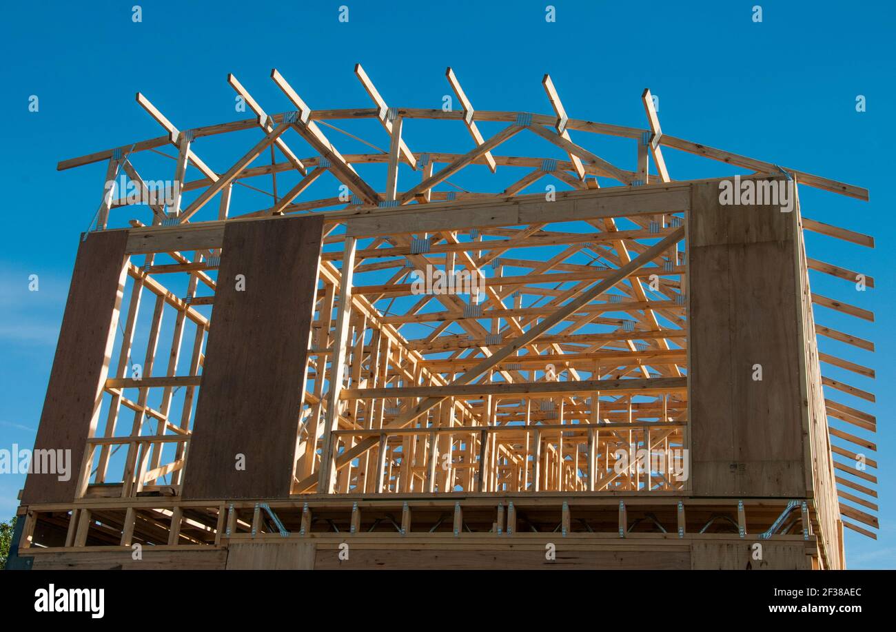 Struttura in legno di una casa in costruzione nei sobborghi di Melbourne, Australia, parte del boom edilizio post-pandemico del 2021. Foto Stock