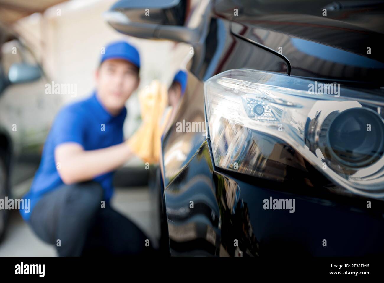 Auto in garage in fase di pulizia - fuoco selettivo Foto Stock