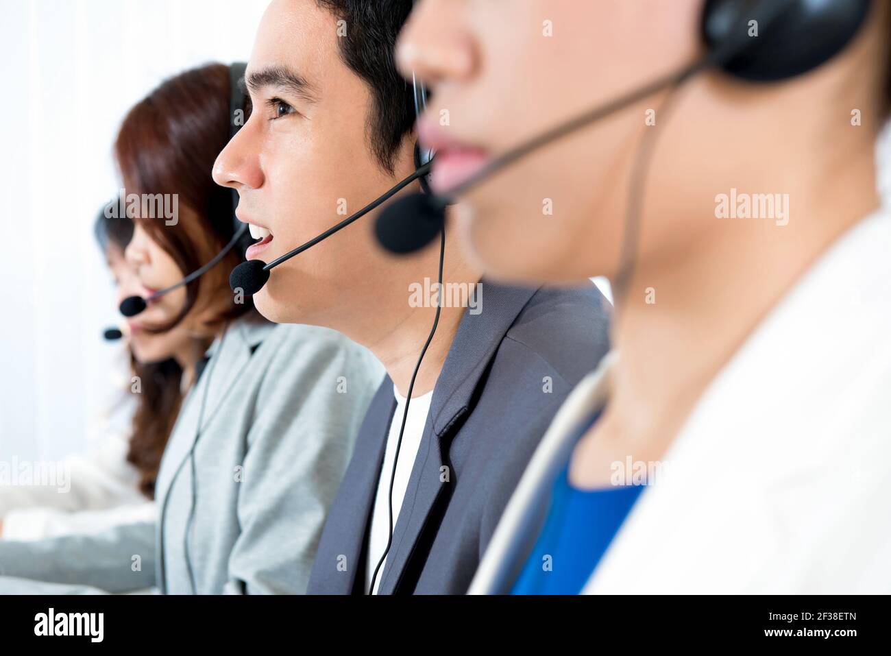 Team call center (o telemarketer) - concetto di operatore del servizio clienti Foto Stock