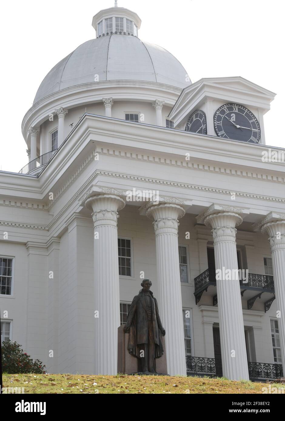 Montgomery, Alabama, Stati Uniti. 15 marzo 2021. Una statua di JEFFERSON DAVIS, il presidente degli stati confederati d'America, è vista al Campidoglio di Stato dell'Alabama a Montgomery, lunedì 15 2021 marzo. La targa di donazione del 1940 delle Figlie unite della Confederazione lo dichiara "uomo di stato di Scolar. (Immagine di credito: © Mark HertzbergZUMA Wire) Foto Stock