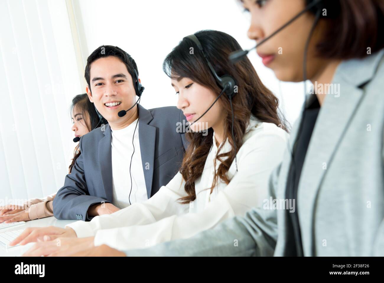 Call center (telemarketer o operatore) team - servizio clienti e concetto di supporto Foto Stock
